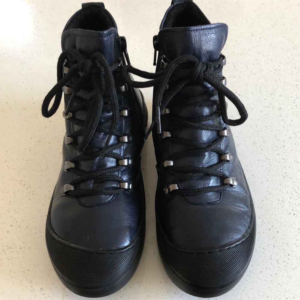 Navy Blue hi-top Sneakers